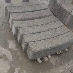临沂芝麻白弧形路牙石
