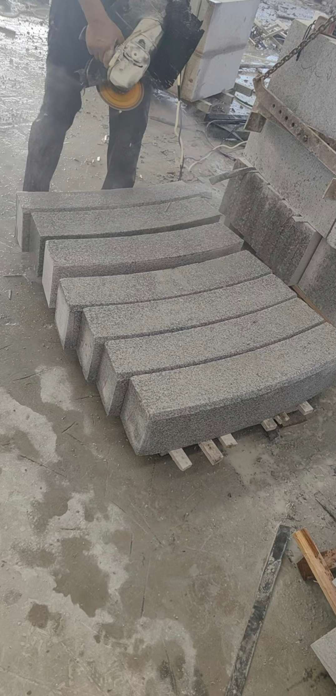 临沂芝麻白弧形路牙石
